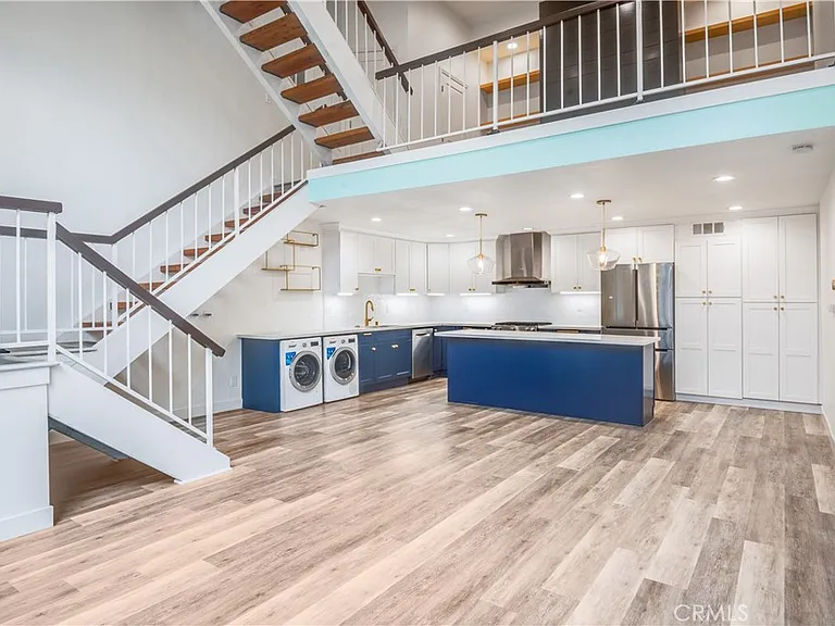984 Granville Ave — Photo 7