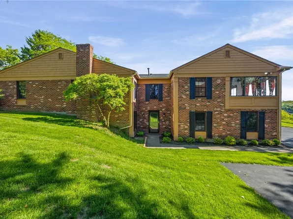 28 Beacon Hl, Fairport, NY 14450