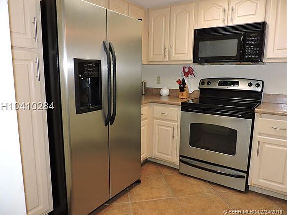 4th image of 811 SE 4th Ave APT C105