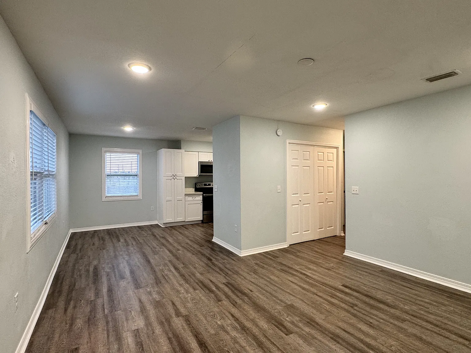 Berthe Ave 723 Unit #11 - 220 — Photo 3