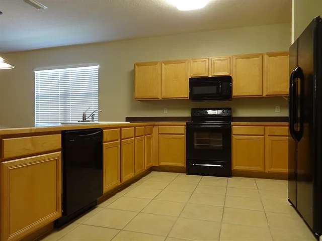 3 bed, 2.0 bath, 1960 sqft, $2,515 — Photo 2