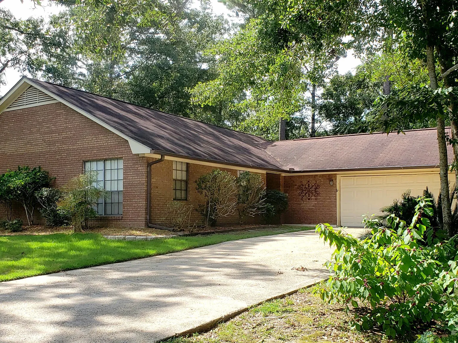 3 bed, 2.0 bath, 1808 sqft, $1,895 — Photo 1