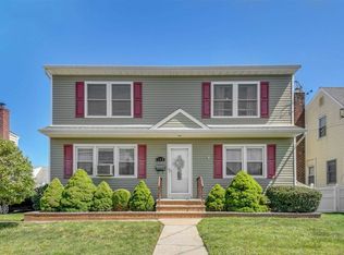 198 Columbus Pkwy, Mineola, NY 11501