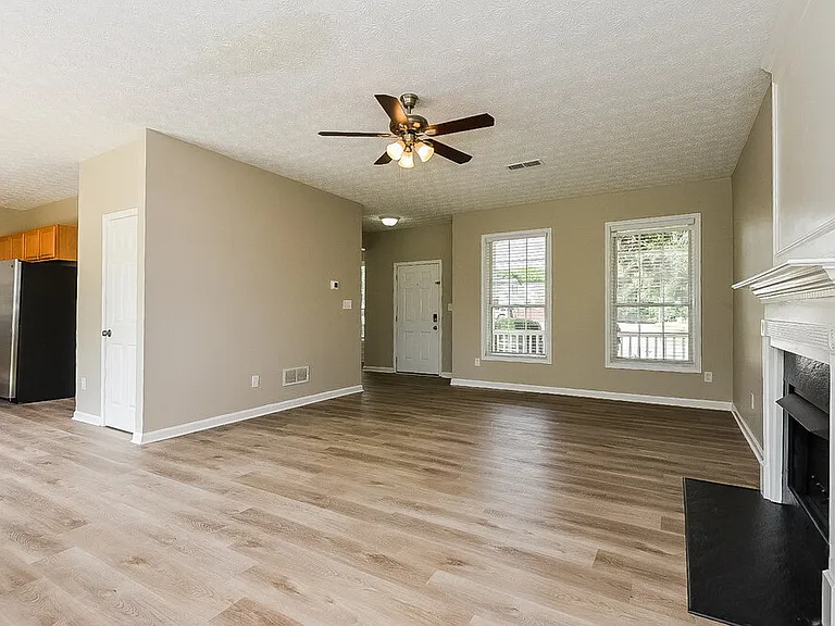 107 Chamberlyn Ln — Photo 5