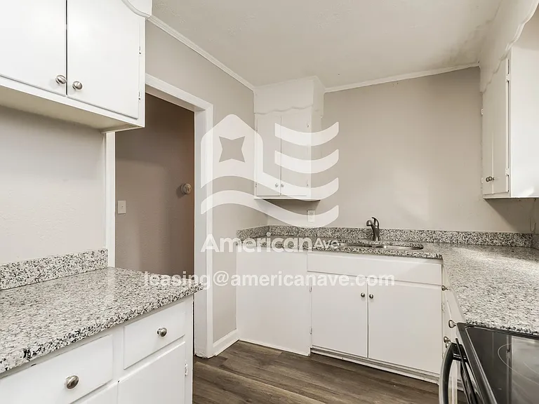 1896582_006_kitchen_7.jpg