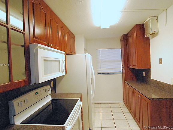 4th image of 852 NE 209th St APT 103