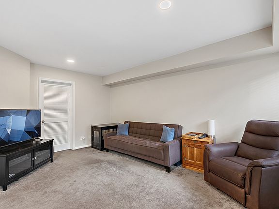 5th image of 514 W Clare Ct