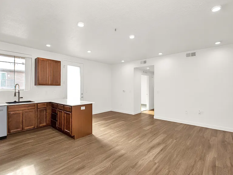 The Guthrie Flats — Photo 15
