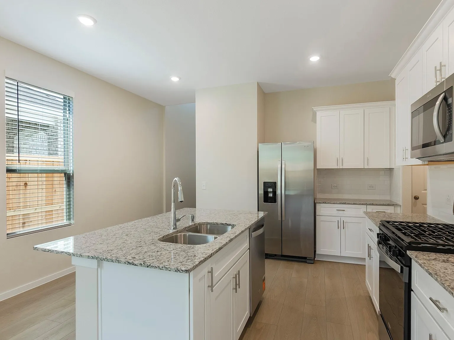 4 bed, 2.5 bath, 2536 sqft, $2,475 — Photo 4
