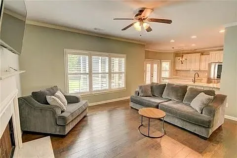 4 bed, 2.5 bath, 2295 sqft, $2,995 — Photo 3