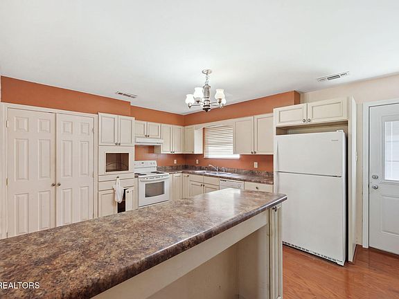 5th image of 4704 Maplehill Rd