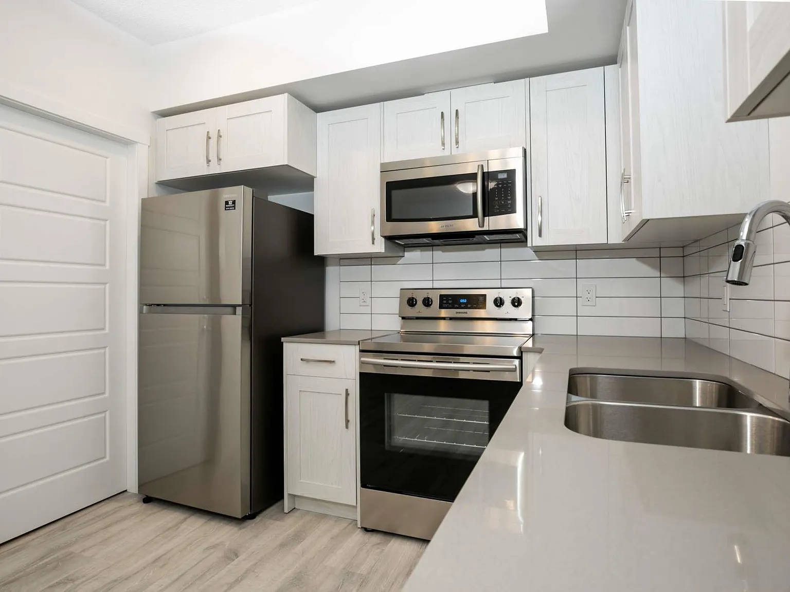 1 bed, 1.0 bath, 650 sqft, $999 — Photo 2