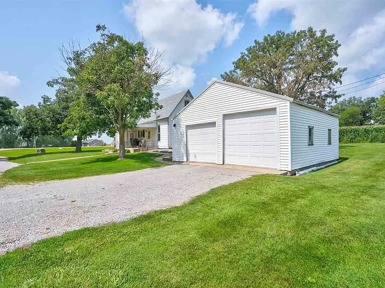 1091 Garfield Ave — Photo 2