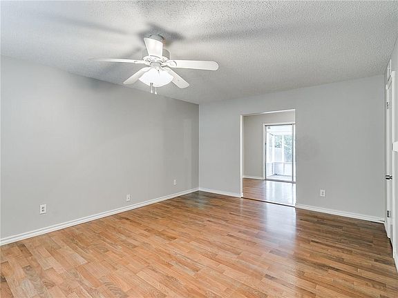 4th image of 1614 Beverly Hills St