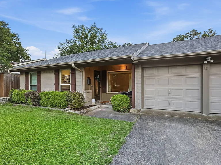 611 Stardust Ln — Photo 2