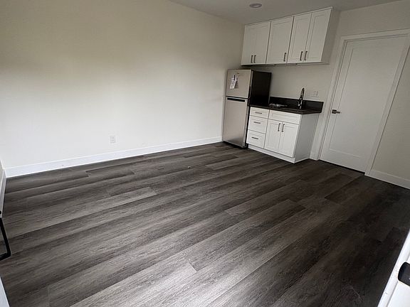 4th image of 506 W Hillcrest Blvd #1