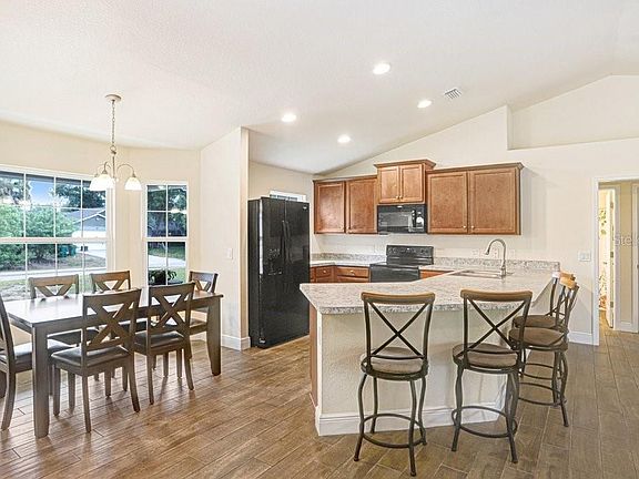 5th image of 15256 Community Ave