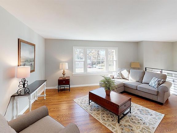 4th image of 300 Woodway Dr