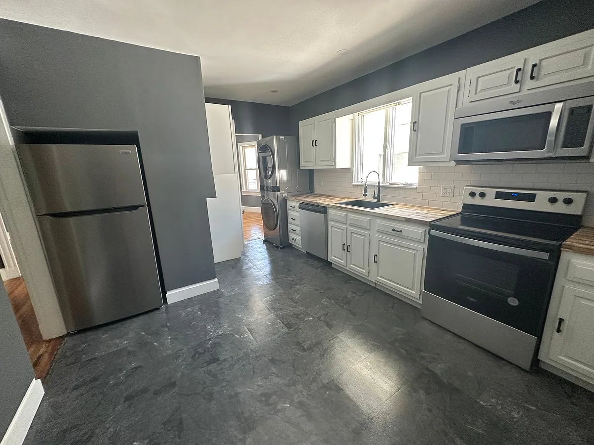 Building Photo - 134 Elm St #136