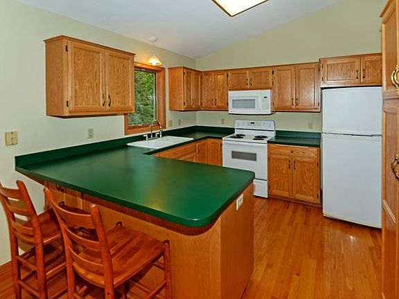 3rd image of 2464 Burke Ave E