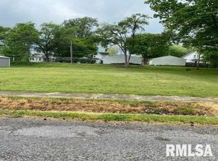 105 N 8th St, Riverton, IL 62561