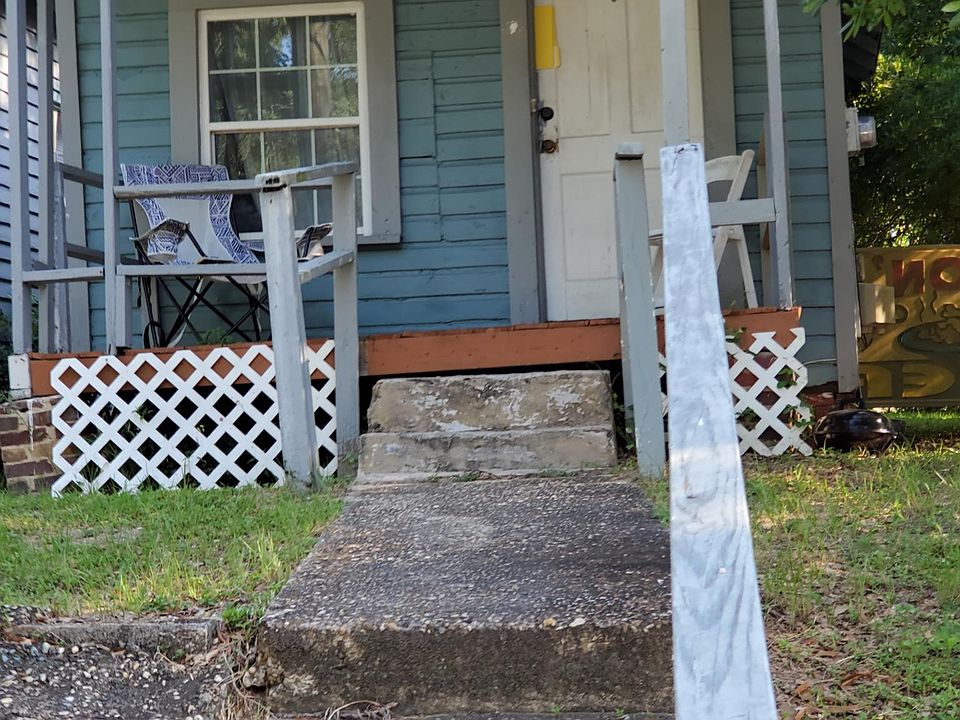 2nd image of 1102 W Gonzalez St
