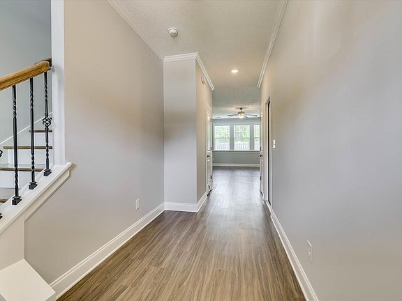 5th image of 445 Longmeadow Dr