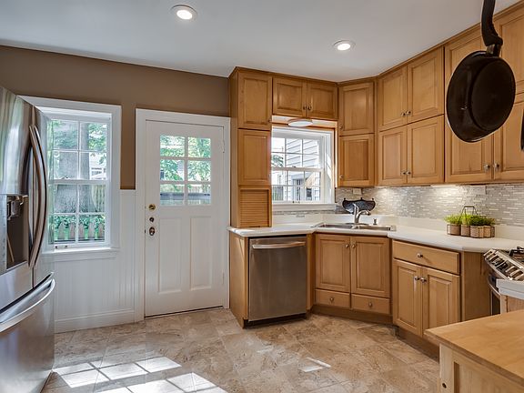 3rd image of 854 Brookside Dr