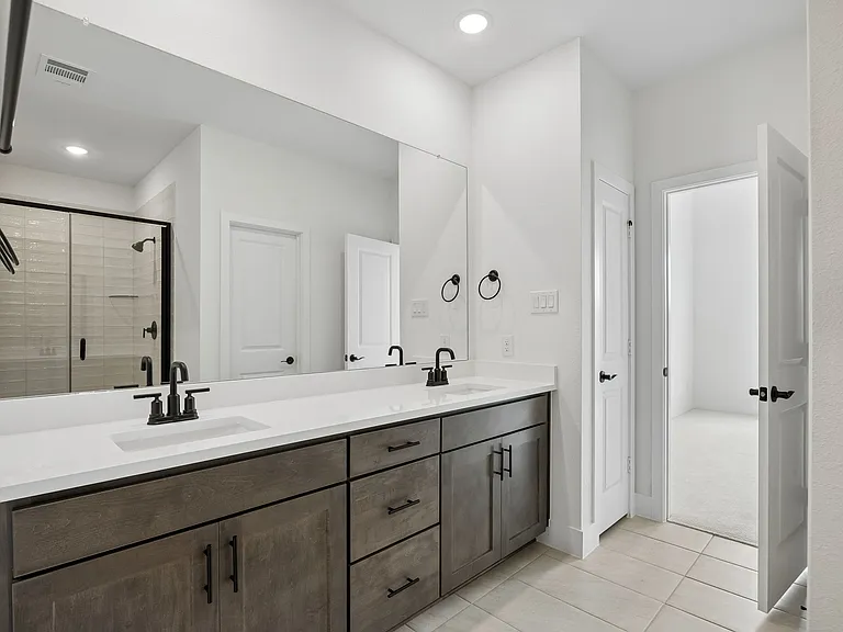 1st Floor Master Bathroom