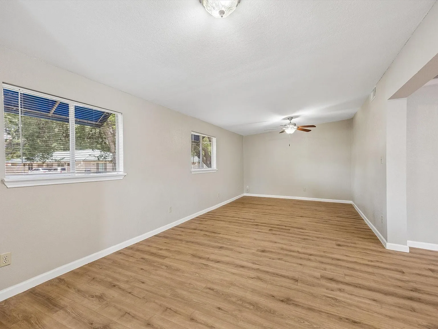 3 bed, 2.0 bath, 1395 sqft, $2,050 — Photo 3