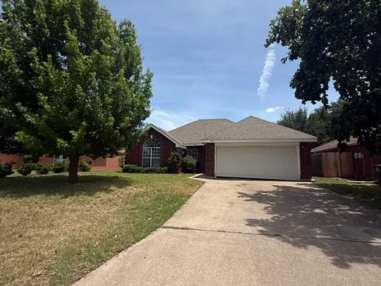 3933 Wake Forest Ln — Photo 2