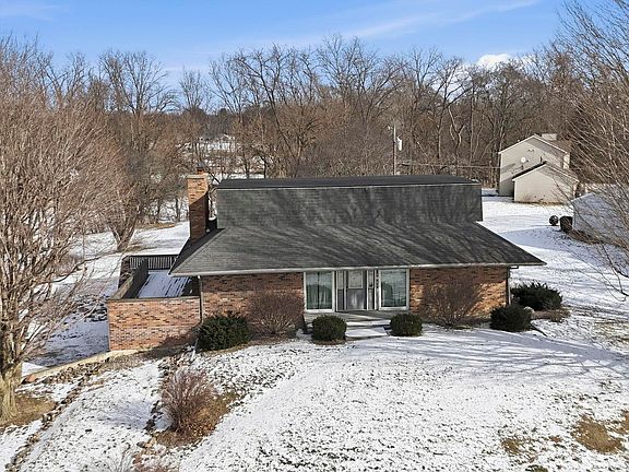 2nd image of 704 N Hillcrest Dr