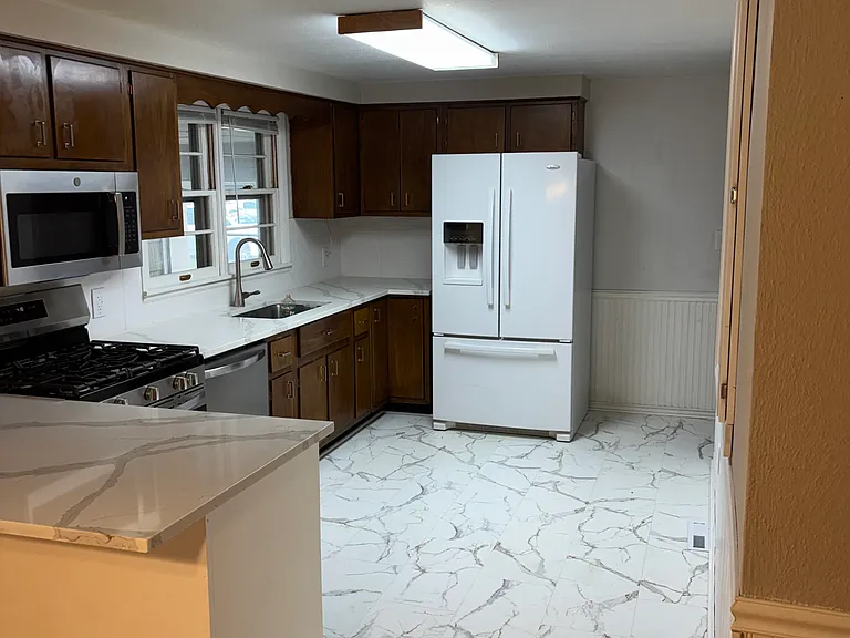2403 NE 72nd St — Photo 5