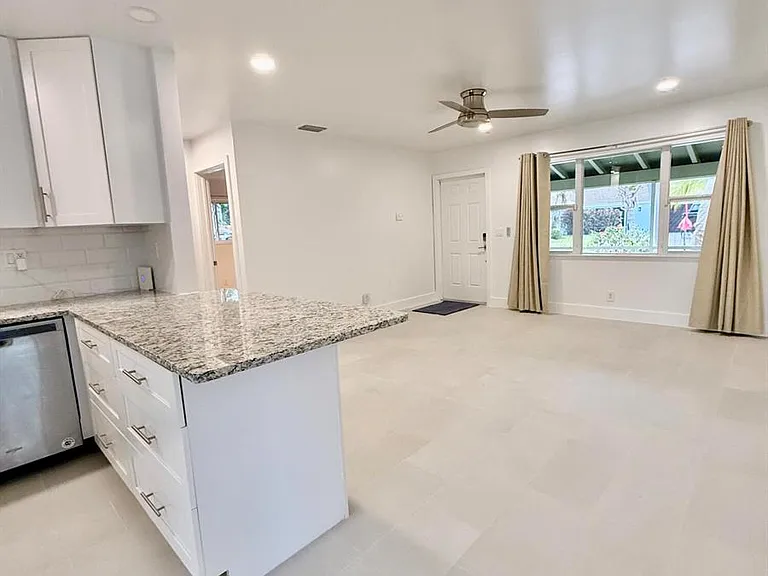 814 S Lake Dr — Photo 4