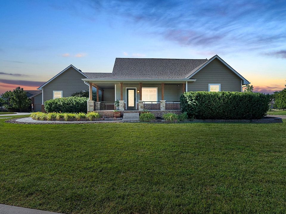 1st image of 1820 N Columbine Cir