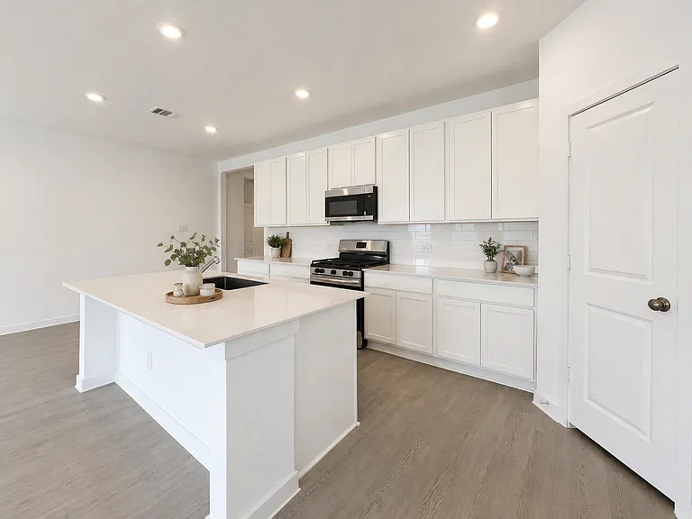 513 Robin St — Photo 4