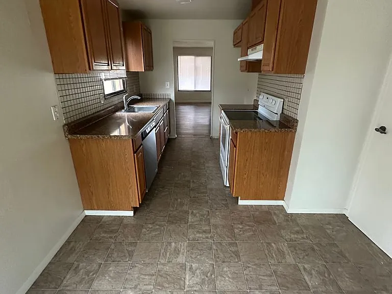 912 Feather Dr — Photo 4