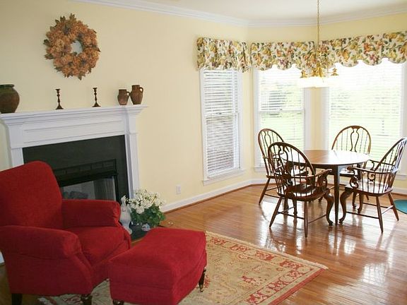 BREAKFAST NOOK AND KEEPING ROOM