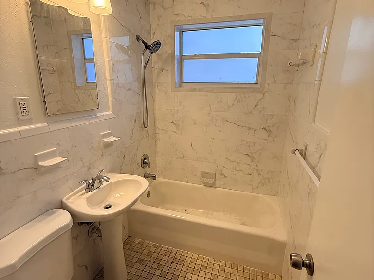 3031 Center St — Photo 3