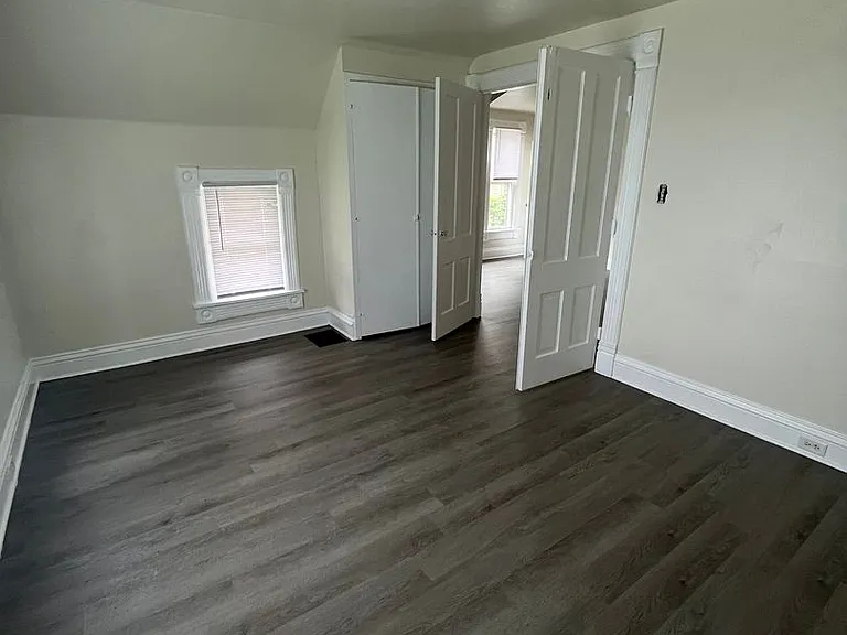 1427 20th Ave — Photo 2