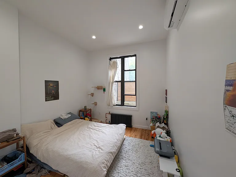 96 Scholes St #1R — Photo 4