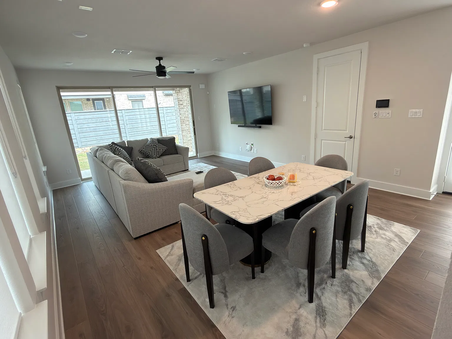 4 bed, 2224 sqft, $2,975 — Photo 2