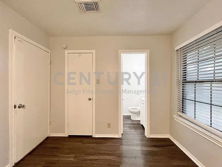 1108 N Elm St #10 — Photo 19