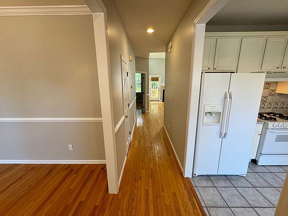 2nd image of 6 Duke Of Gloucester Cir