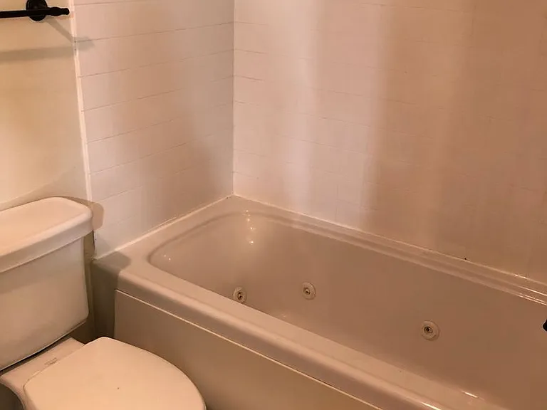 1000 Lakewood Dr #4 — Photo 9