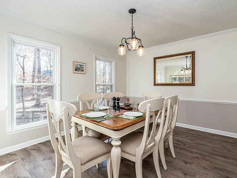 A wooded haven to accompany you during your daylight meals
