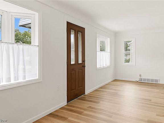 3rd image of 5572 Porter Rd