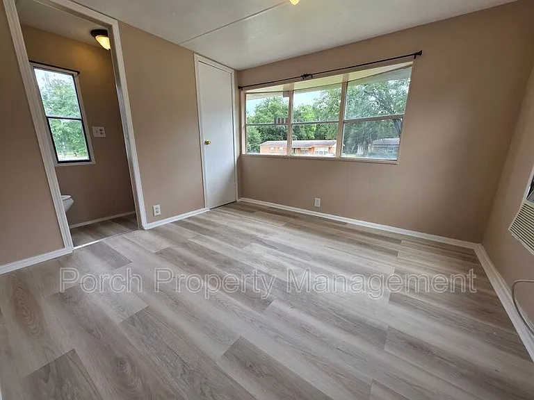 1207 Mills Ave — Photo 8