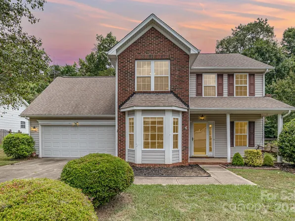 8913 High Chase Ln, Charlotte, NC 28273