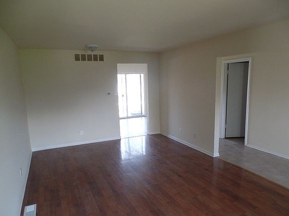 4th image of 410 Hallmark Ln #410